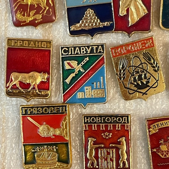 Vtg Set / Lot Of 44 Soviet UNION Cities Lapel Pins Badges Emblems of Russia USSR - Picture 3 of 7